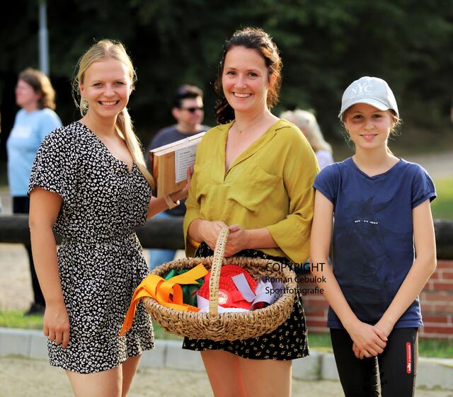 Das Schleifen-Trio war für die Siegerehrungen zuständig mit (v.l.): Michelle Wolf, Janna Petersen und Hannah Malten | Foto: cc