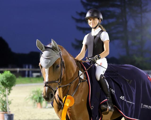 Die erst 14-jährige Ida Schwotzer gewann mit "Kolibri´s Kobold" in der ersten Abteilung das Flutlicht-Springen der Klasse Zwei-Sterne-A  | Foto: cc