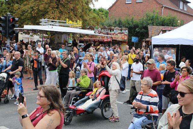 Die Vorführungen auf den Bühnen wurden vom Pulikum begeistert verfolgt | Foto: ce