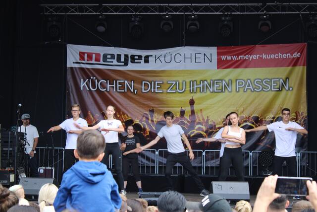 Auch die Jungen und Mädchen der Tanzschule "Fit &amp; Dance" zeigten auf der "Meyer-Küchen"-Hauptbühne ihr Können | Foto: ce