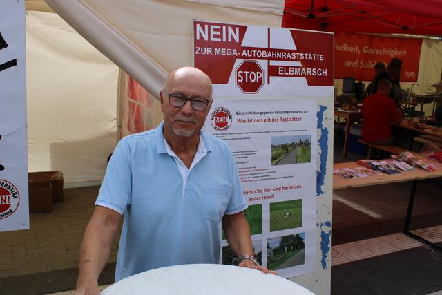 Am Infostand: Günter Schwarz vom Vorstand der Bürgerinitiative gegen die Autobahnraststätte Elbmarsch | Foto: ce