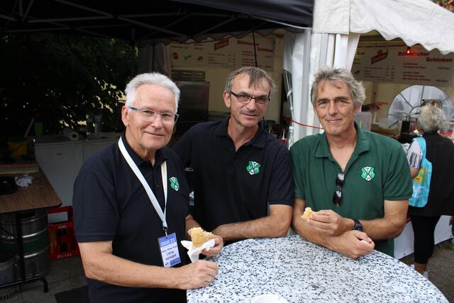 Genossen leckere Schinkenbrötchen (v. li.): Hans-Albert Thiel, der im TV Meckelfeld und im Mittelstands- und Gewerbeverein aktiv ist, sowie seine TV-Vorstandskollegen Stefan Busse und Heio Böhm | Foto: ce