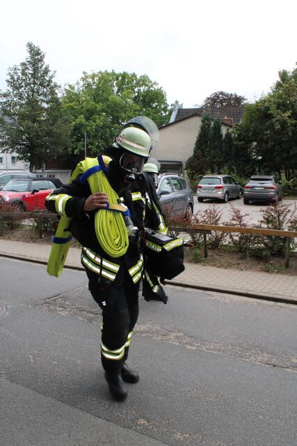 Teilweise unter Atemschutz gingen die Feuerwehrleute zum Einsatzort
