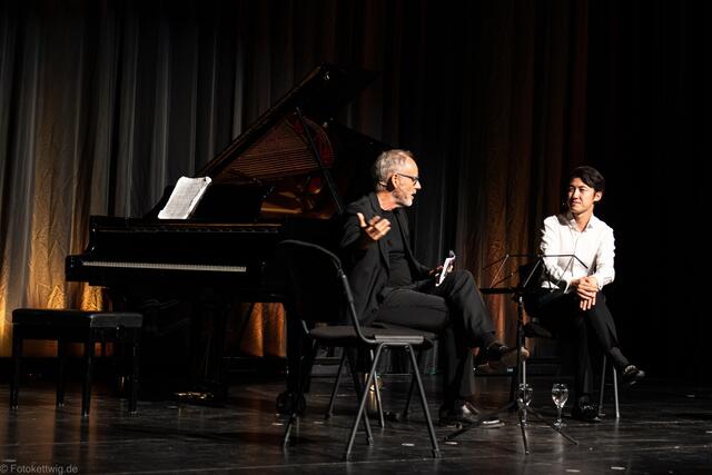  Im „Vorprogramm“ interviewte Reinhold Beckmann seinen Freund Haiou Zhang | Foto: Foto Kettwig