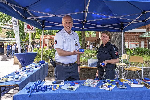Auch die Polizei ist mit einem Info-Stand vertreten. Verkehrssicherheitsberater Dirk Poppinga und Kontaktbeamtin Katrin Ragge beraten die Besucher | Foto: Foto Kettwig