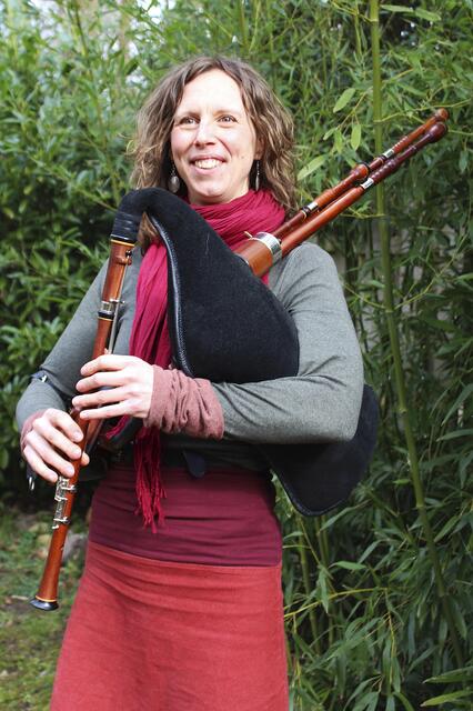 Kristina Künzel unterhält mit Liedern und Geschichten vom Dudelsack  | Foto: Marion Wenner