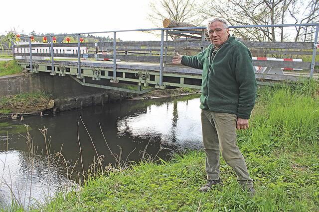 Anwohner und Landwirt Willi Helmke wehrt sich seit längerer Zeit gegen die Sperrung der Brücke: "Wie soll ich jetzt zu meinen Ackerflächen gelangen?" | Foto: ce