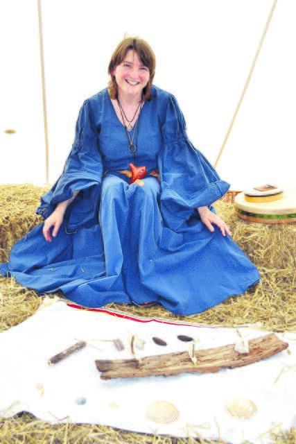 Andrea Hottendorff bietet Märchen, Malen und Tanz  | Foto: bim