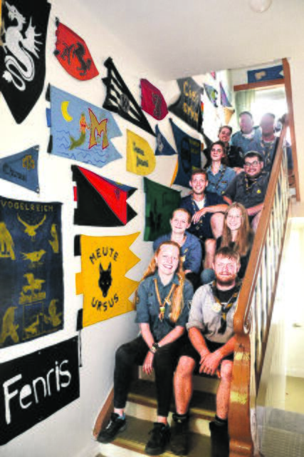Harsefelder Pfadfinder im neuen Treppenhaus, in dem alte Wimpel hängen | Foto: sc