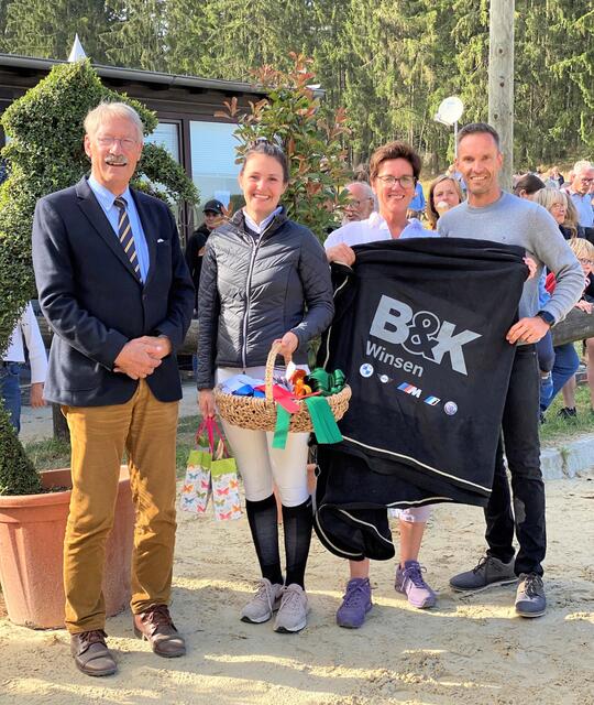 Bei der Siegerehrung S-Springen (v.l.): Bezirksvorsitzender Horst-Axel Ahrens, Schleifen-Dame Janna Petersen, Vereinsvorsitzende Andrea Steinert und der Sponsor vom B&amp;K Winsen  | Foto: RFS Sieversen