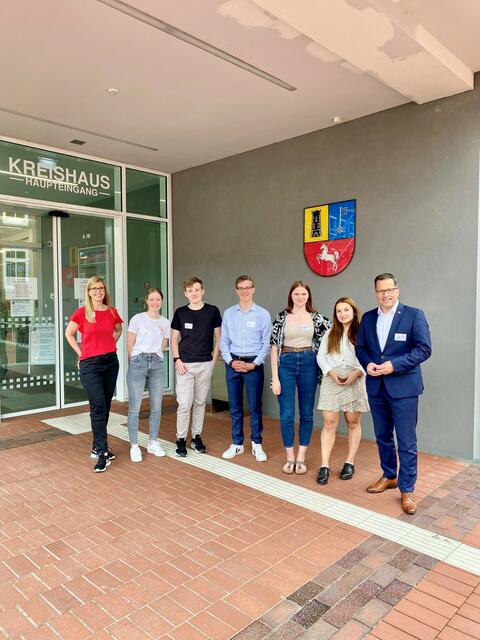 Gruppenfoto vor dem Kreishaus: Organisatorin Birgit Weißenborn (li.) und Landrat Kai Seefried mit Schülern aus dem Landkreis Stade | Foto: Landkreis Stade