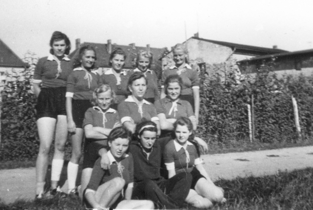 1940-Handballteam ca 1940 | Foto: MTV Moisburg