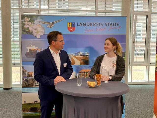 Landrat Kai Seefried im Gespräch mit Juline Lorscheid (BBS Buxtehude).  | Foto: Landkreis Stade