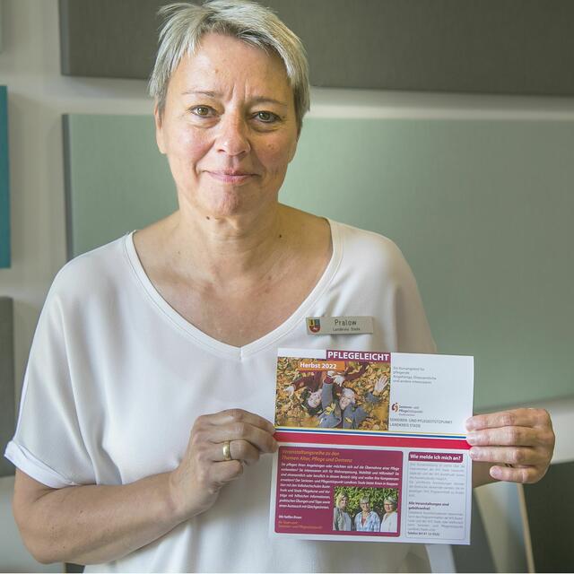 Bettina Pralow vom Senioren- und Pflegestützpunkt mit dem neuen „Pflegeleicht“-Programm.  | Foto: Landkreis Stade / Chr. Schmidt