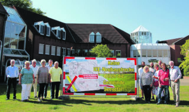 In Seevetal haben Bürgermeisterin Emily Weede (4. v. li.) sowie Mitglieder des Verwaltungsausschusses und der Ortsräte eine Bürgerinitiative gegen die neue ICE-Trasse gegründet  | Foto: Gemeinde Seevetal