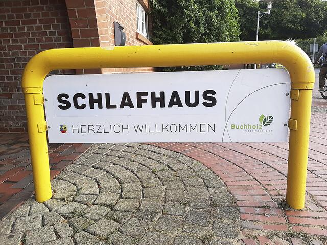 Das Rathaus als "Schlafhaus": das manipulierte Schild in Buchholz | Foto: Manh Tien