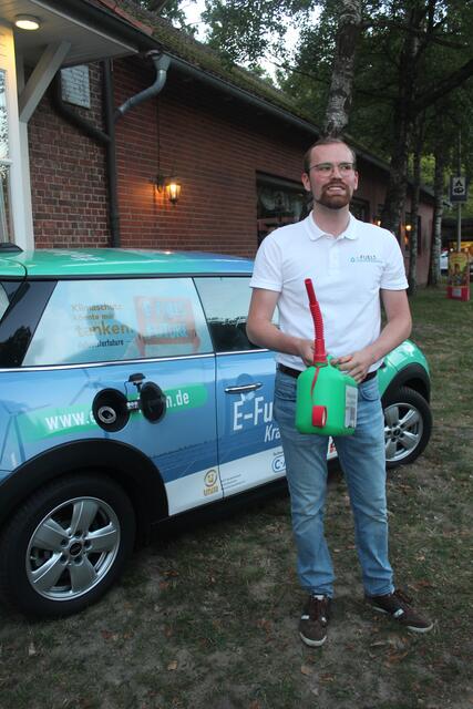 "Wer möchte tanken?" - Hannes Lange hält den Kanister mit E-Fuels bereit