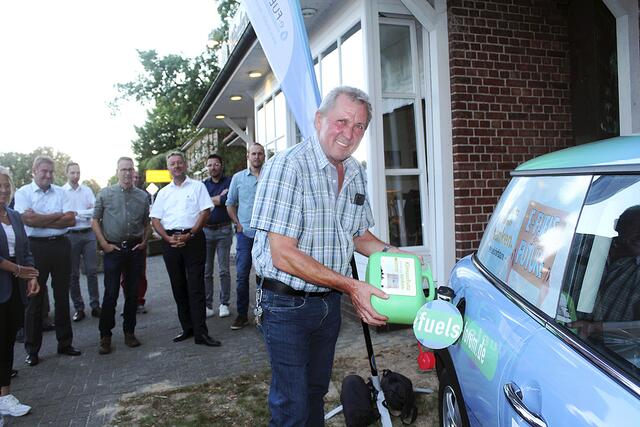 Bernd Elmers vom Vorstand des Gewerbeverbunds betankt den Mini der Referenten mit E-Fuels | Foto: wd