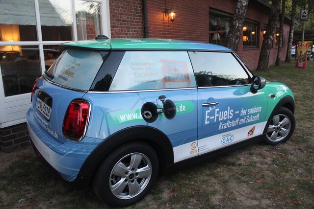 Der Mini fährt mit E-Fuels - im Fahrverhalten ändert sich laut der Referenten dadurch nichts 