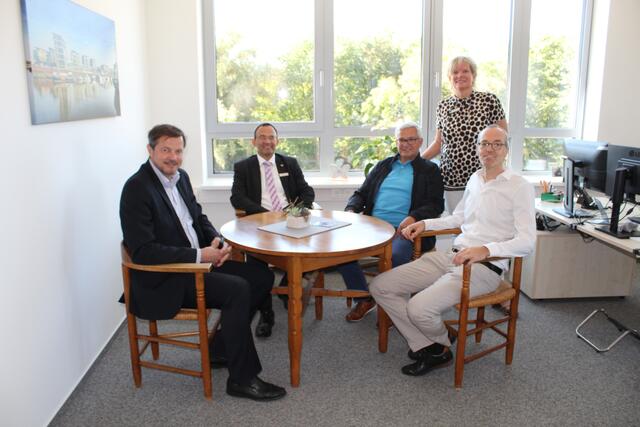 Petra Schlichting rettete die alte Sitzgruppe aus dem ehemaligen Büro in der Schmiedestraße. Platz nahmen (v.li.) CDU-Bundestagsabgeordneter Oliver Grundmann, der erste Kreisrat Thorsten Heinze, der ehemalige Stader Landrat Michael Roesberg sowie der ehemalige erste Kreisrat Dr. Eckhart Lantz | Foto: pm
