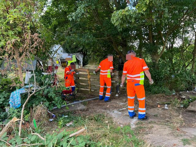 Auch das Privatgrundstück des psychisch kranken Mannes wurde inspiziert. Hier soll demnächst eine Verordnung erlassen werden, die den Berhöden auch dort das Aufräumen gestattet | Foto: Landkreis Stade