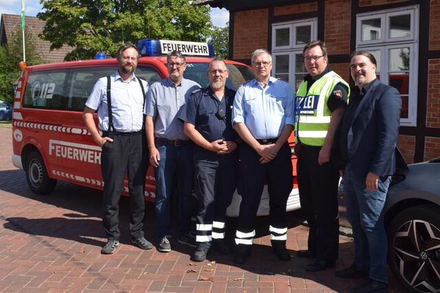 (v. li.) Jan Abeska (1. Samtgemeinderat), Tom Beyersdorff (Bruno Bock), Lutz Wreide (Gemeindepressewart), Mathias Wille (Kreispressewart), Jan Krüger (Pressesprecher Polizeiinspektion Harburg) sowie Bernhard Frosdorfer (Pressesprecher LK Harburg) 