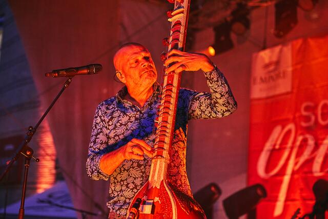 Rainer Schacht an der indischen Sitar | Foto: Helms