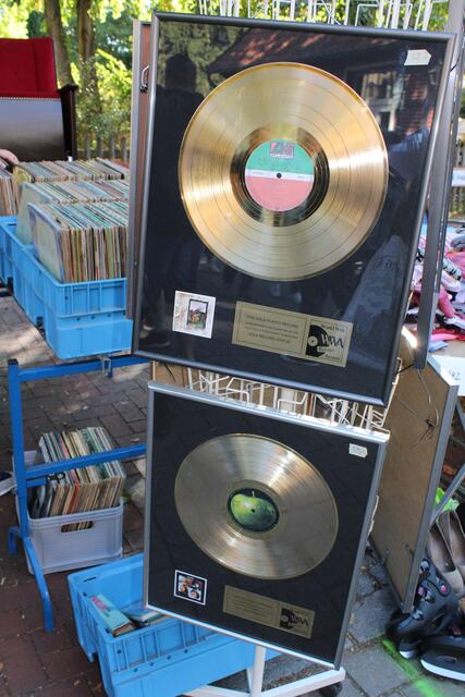 Auch goldene Schallplatten der Rolling Stones wurden angeboten