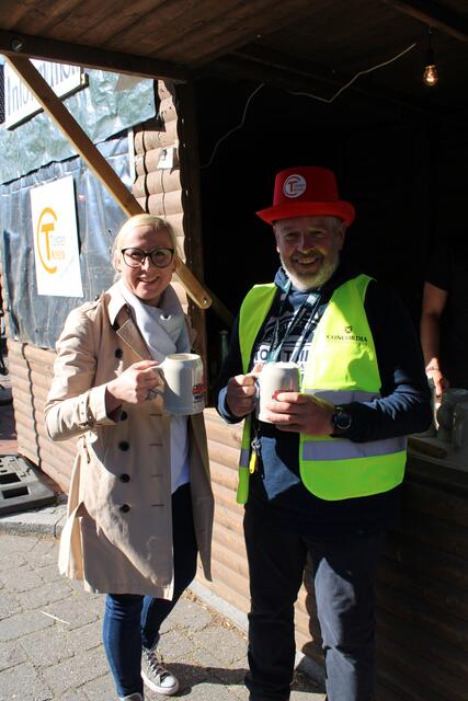 Eröffneten den Markt: Gemeindebürgermeisterin Nadja Weippert (Grüne) und Marktmeister Uwe Müller