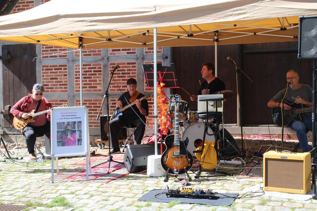 Beim Soundcheck noch ohne Sängerin Johanna Steinhage: BEN’S FABULOUS &amp; GREASY Gitarrenorchester Sprötze 