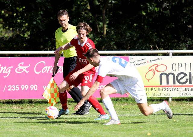 Auch Außen bleibt der Buchholzer Jakob Schulz (in rot) Zweikampfsieger gegen Leonard Mai von Harksheide | Foto: cc