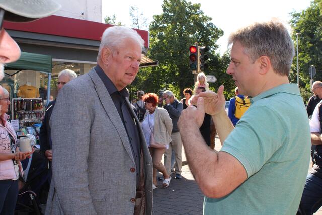 Im Gespräch: Samtgemeinde-Bürgermeister Dr. Peter Dörsam (re.) und Dieter Weis (DRK Tostedt)