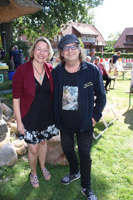 Samtgemeinde-Bürgermeisterin Claudia von Ascheraden und Musiker Jean-Jaques Kravetz