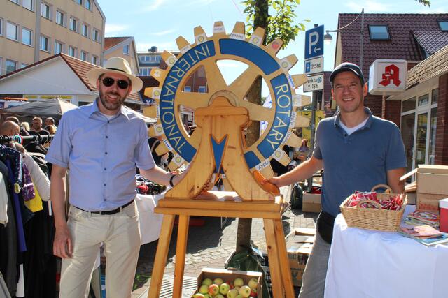 Sammelten für die Ukraine-Hilfe: Phillip Fricke (li.) und Philipp Herrmann vom Rotary Club Seevetal