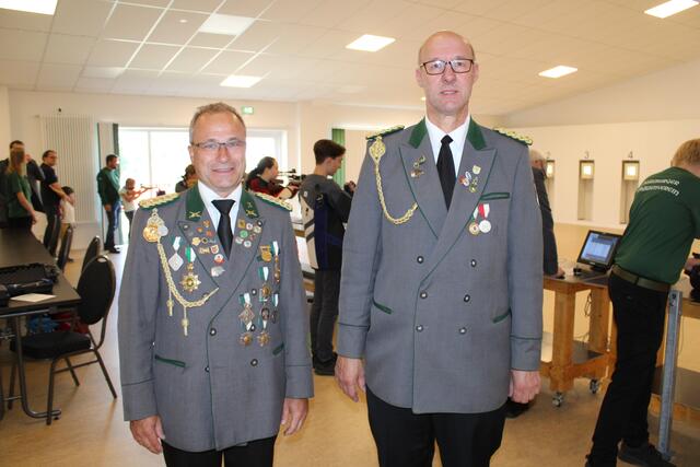 Luden zum Tag der offenen Tür: Torsten Lange (re.) und Gunnar Jäckel vom Schützenverein Jesteburg