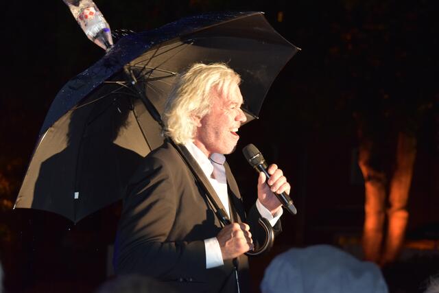 Stimmte die Zuschauer auf regnerischen Zeiten ein: Stefan Gwildis | Foto: Axel-Holger Haase