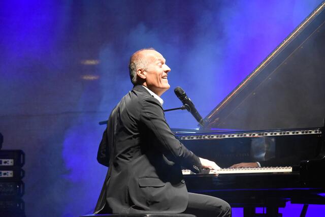 Pianist Joja Wendt zeigte immer wieder seine Spielfertigkeit am Flügel | Foto: Axel-Holger Haase
