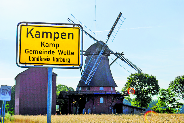 Bis vor zwei Wochen war die Welt noch in Ordnung und das Ortsschild an der richtigen Stelle | Foto: bim