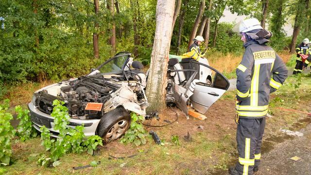 Der Wagen, aus dem die junge Frau geborgen werden musste, war total deformiert | Foto: Rolf Hillyer-Funke