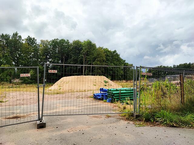 Das Grundstück für den Supermarkt in Ashausen liegt seit mehr als einem Jahr brach | Foto: thl