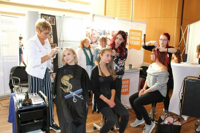 Auf der Ausbildungsmesse 2019 zeigten Friseurauszubildende ihr Können   | Foto: sb