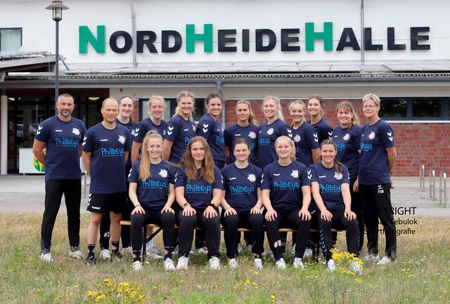 Das neue Luchse-Team vor der Buchholzer Nordheidehalle mit (hinten, v.li.) Trainer Dubravko Prelcec, Geschäftsführer Sven Dubau, Svea Geist, Levke Kretschmann, Wiebke Meyer, Jule Meisner, Cara Reiche, Finja Harms, Jasmina Rühl, Danique Trooster, Sarah Lamp und Co-Trainerin Heike Axmann sowie (vorne sitzend, v.li.) Marthe Nicolai, Luisa Hinrichs, Anna Ansorge, Antonia Pieszkalla und Hanne Morlandstø | Foto: cc