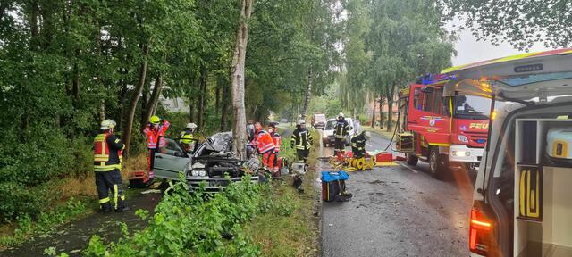 Der BMW hatte sich mit der Fahrerseite um den Baum gewickelt | Foto: Polizei