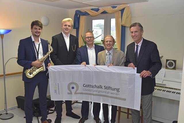 Die beiden Musiker (v.li.) Peer Kleiner und Elias Werner mit den Stiftungsvorstandsmitgliedern Oliver Pohl und Dietmar Hagemeyer sowie Buchholz' Bürgermeister Jan-Hendrik Röhse | Foto: Axel-Holger Haase