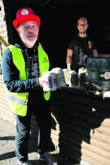 Premiere als Marktmeister beim Flohmarkt Tostedt: Uwe Müller (li.) | Foto: os