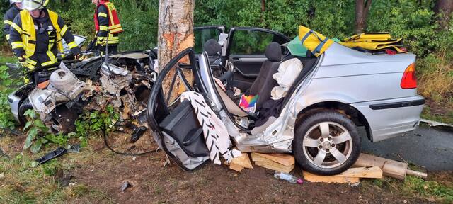 Die junge Autofahrerin starb noch an der Unfallstelle | Foto: Polizei