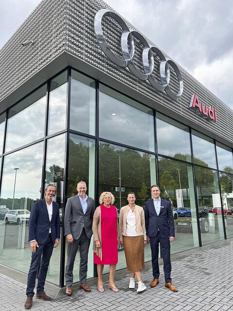 Am Audi-Terminal in Fleestedt (v.li.): Jan Rommel (Kuhn+Witte), Philipp Noack (Audi), Roswitha Rommel (Audi), Julia Riethmüller und Felix Tönnis (beide Kuhn+Witte) | Foto: Kuhn+Witte