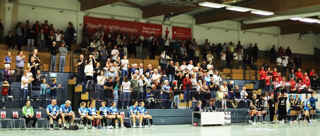 Trotz Stadtfest in Buchholz, war die Nordheidhalle auf der Zuschauertribüne gut gefüllt | Foto: cc