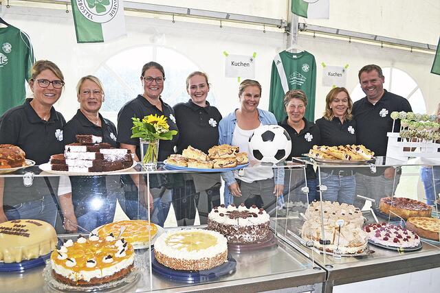 Das fleißige Team hinter dem Kuchen- und Torten-Tresen | Foto: bim