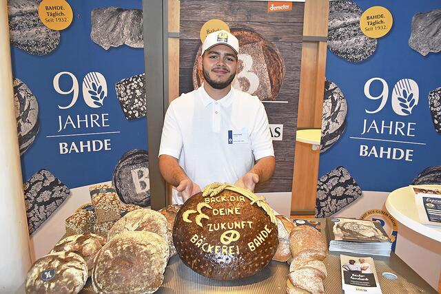 Bäckergeselle Fabian Hahn (Bäckerei Bahde in Seevetal) hat Vergnügen an seiner Ausbildung | Foto: Axel-Holger Haase